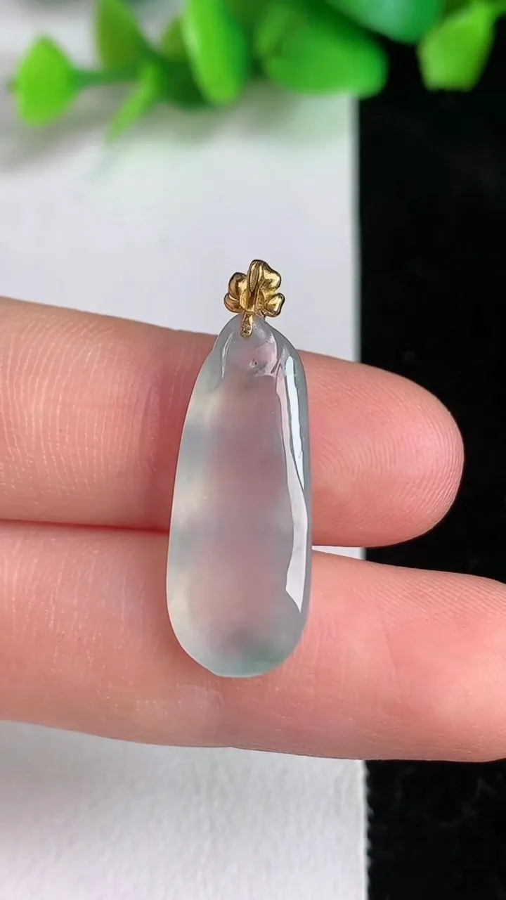 天然A货翡翠种飘花福豆吊坠，尺寸21.3-10-5.3，重量:2.50g
6月16日