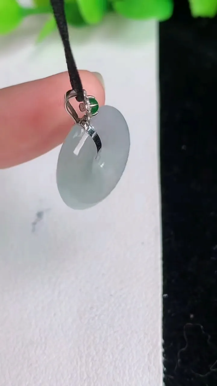 天然A货翡翠平安扣吊坠，尺寸17.8-4.4，重量:3.40g
6月16日