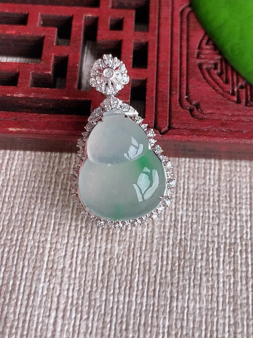 天然A货翡翠18K金伴飘绿葫芦吊坠尺寸26.2×15.5×10裸石15.7×12.3m量3.13g 0615