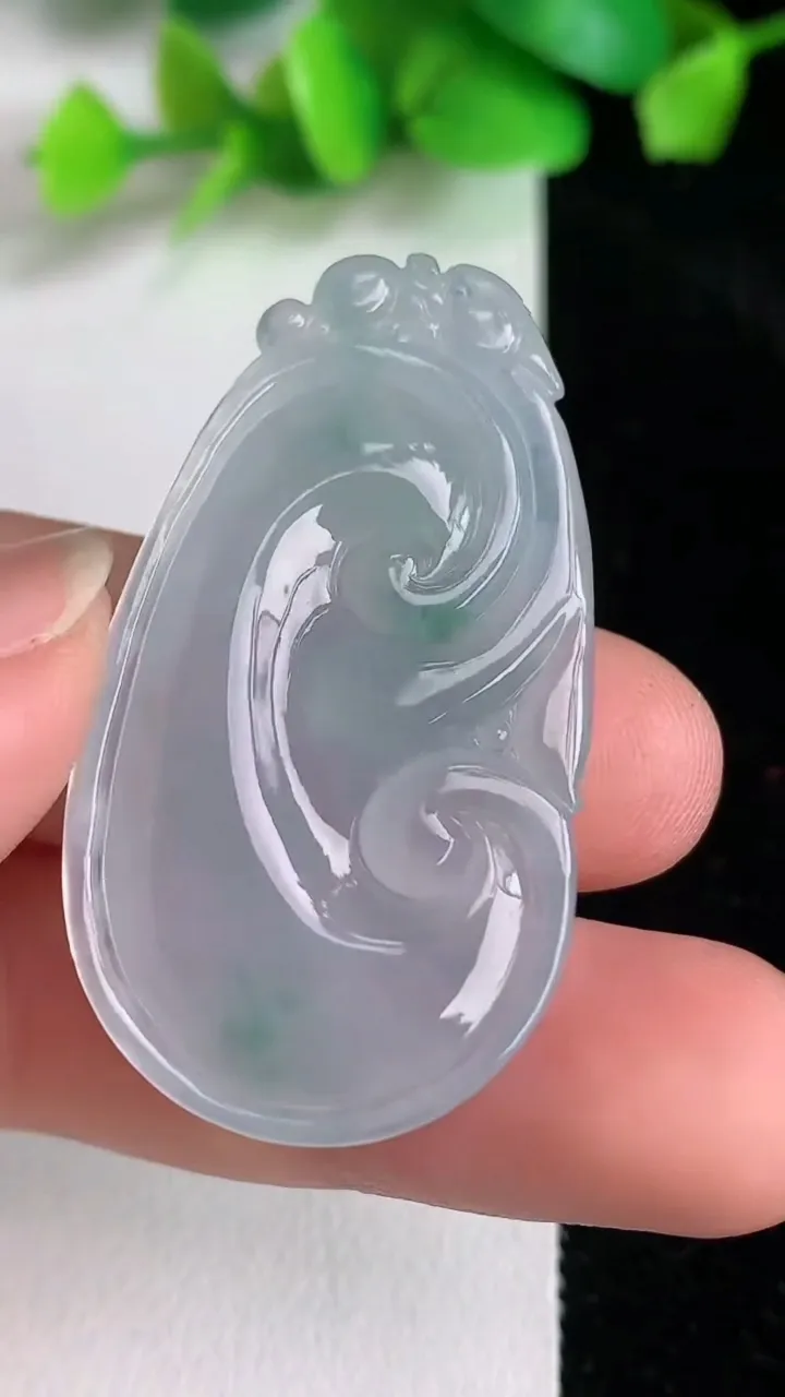 天然A货翡翠如意吊坠，尺寸42.4-23-5.6，重量:10.00g
6月16日
