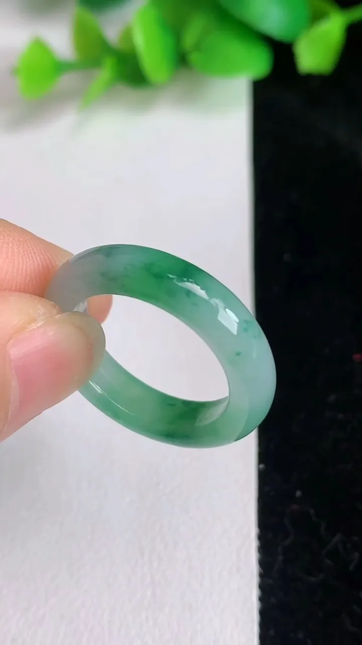 天然A货翡翠戒指指环，尺寸19.7-5.4-3.4，重量:4.29g2025年6月16日
工厂直销收藏佳品,种好水足，色泽均匀，有种有色，上手高大气！