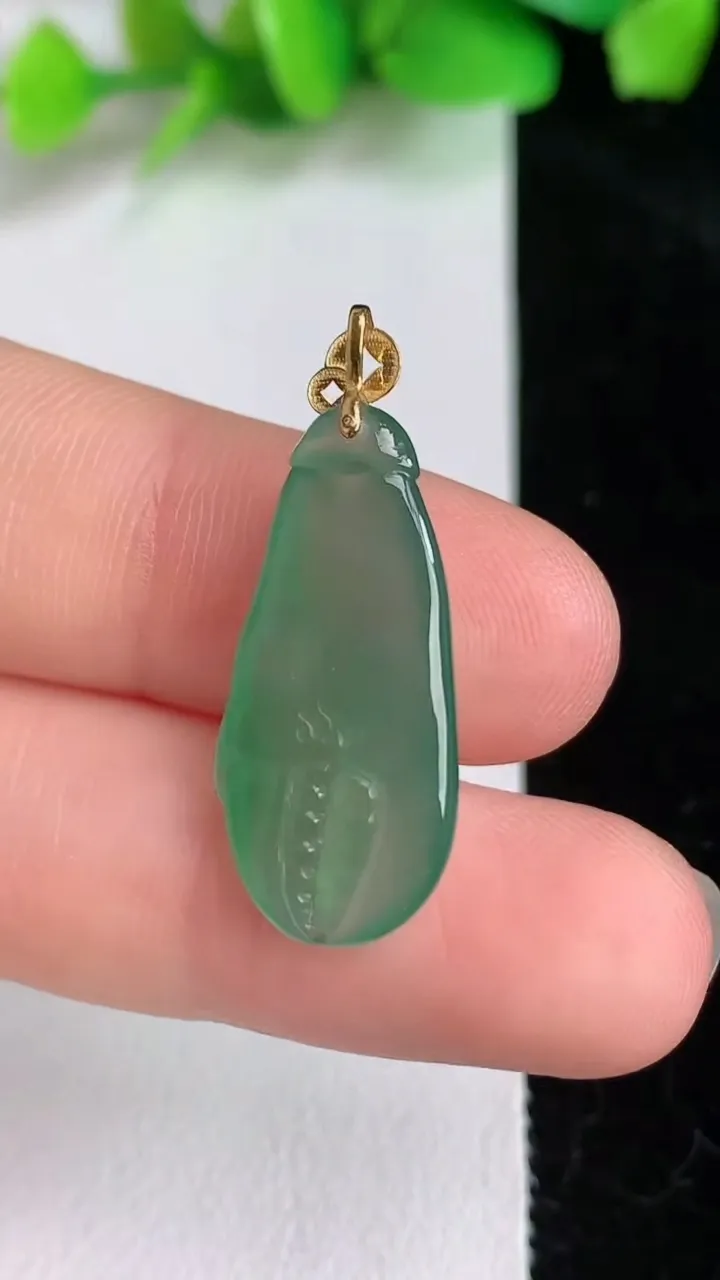 天然A货翡翠蟹钳吊坠，尺寸25.6-10.6-4，重量:2.22g
6月16日