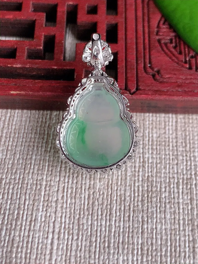 天然A货翡翠18K金伴飘绿葫芦吊坠尺寸26.2×15.5×10裸石15.7×12.3m量3.13g 