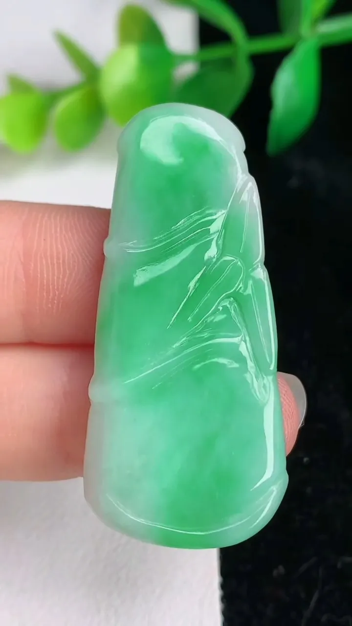 天然A货翡翠节节高升 竹节吊坠，尺寸44-20-5.5，重10.89g
6月16日