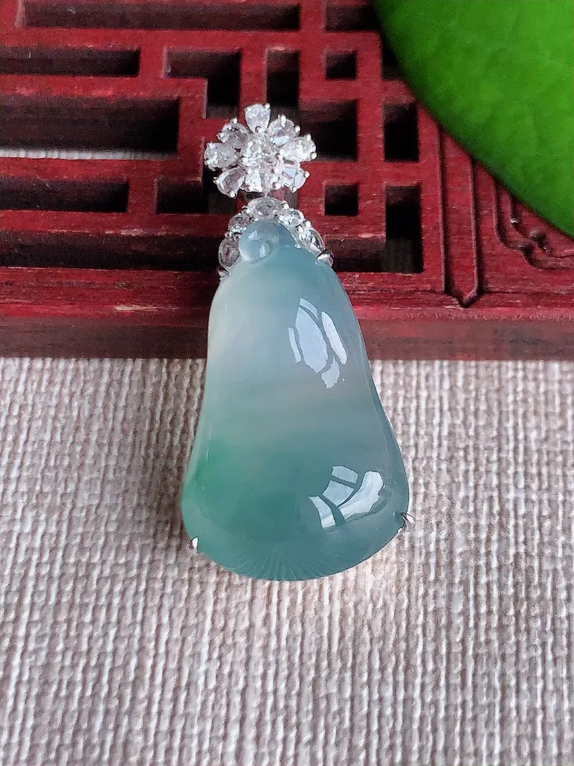 天然A货翡翠18K金伴飘花福瓜吊坠尺寸32×23.5×14.5×7.8m量5.00g 0615