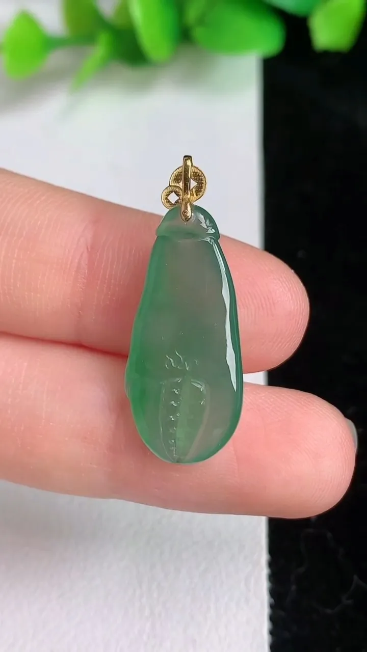 天然A货翡翠蟹钳吊坠，尺寸25.6-10.6-4，重量:2.22g
6月16日