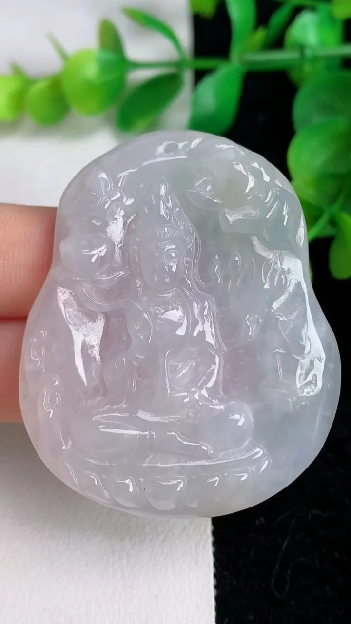 天然A货翡翠大势至菩萨吊坠，尺寸51-42-6.3，重:25.40g
6月16日