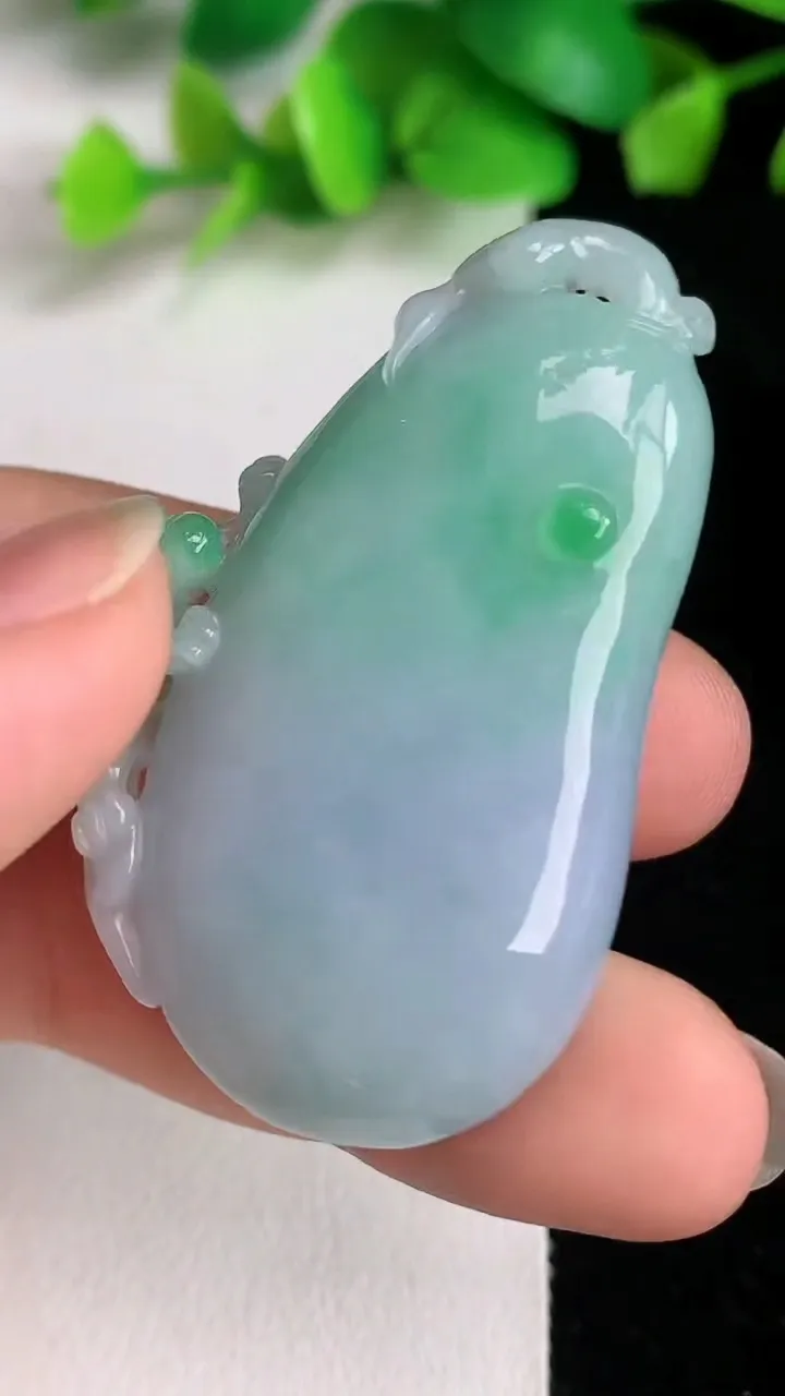 天然A货翡翠春带彩紫罗兰福瓜吊坠，尺寸46-29.4-11，重量:25.95g
6月16日