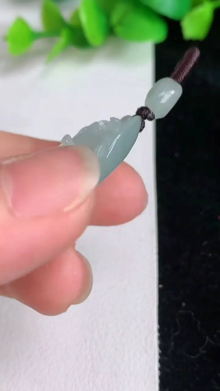 天然A货翡翠凤凰吊坠，尺寸45.6-21.8-9.4，重量:11.46g
6月16日