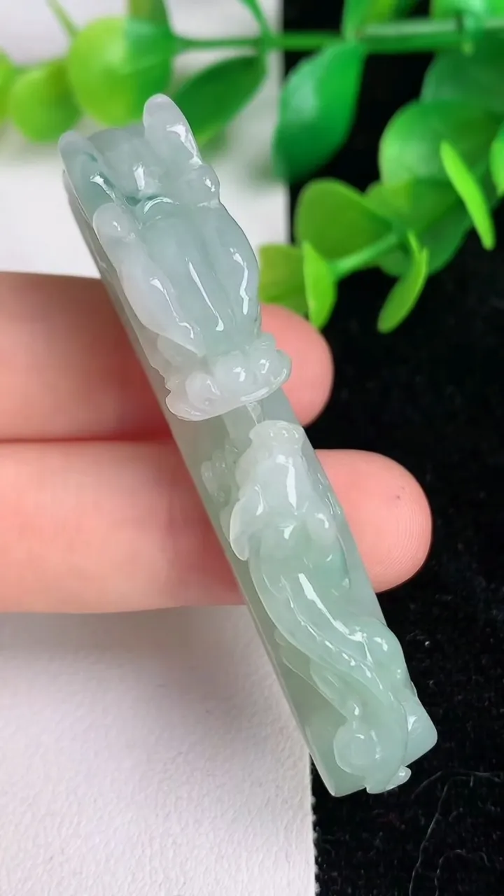天然A货翡翠龙钩吊坠，尺寸61.4-10.4-20.3，重:22.05g
6月16日