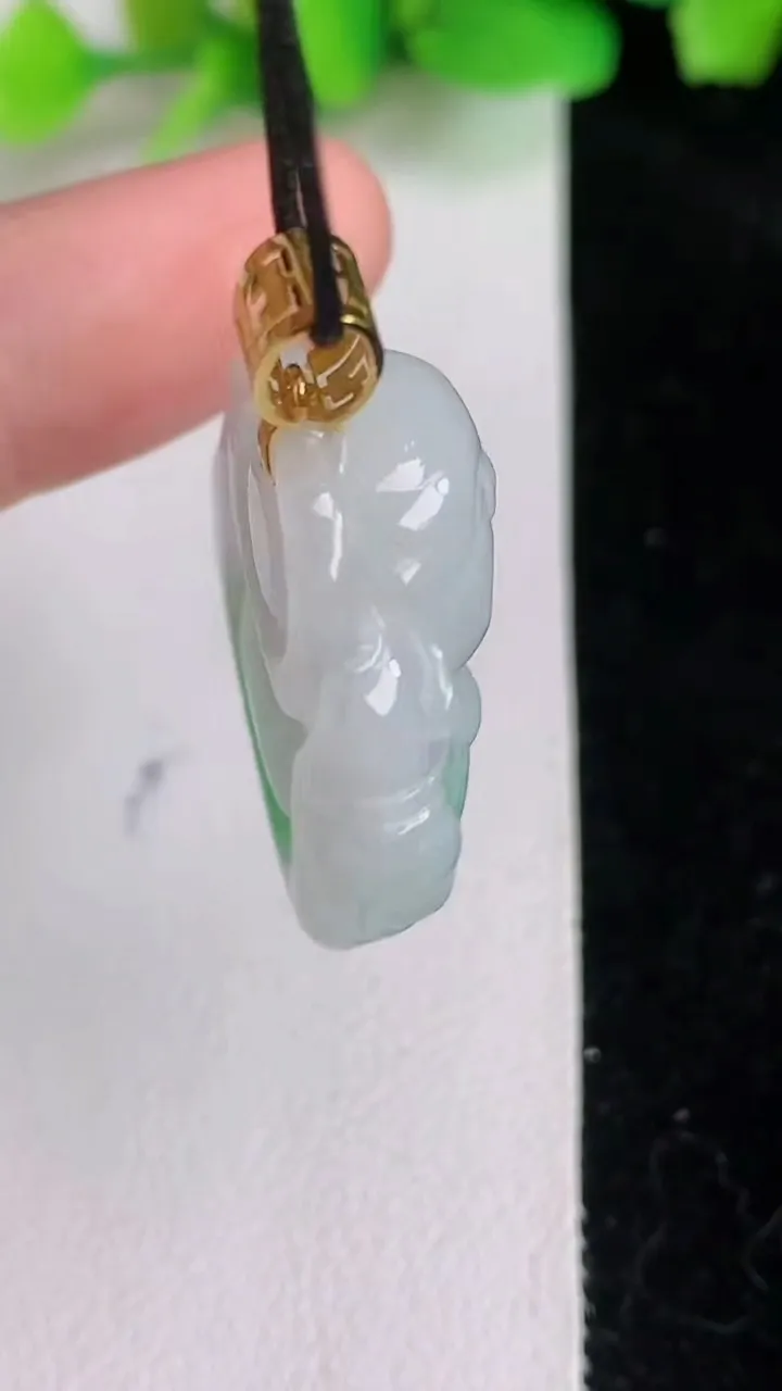 天然A货翡翠佛公吊坠，尺寸26.4-26-9.4，重量:11.80g
6月16日