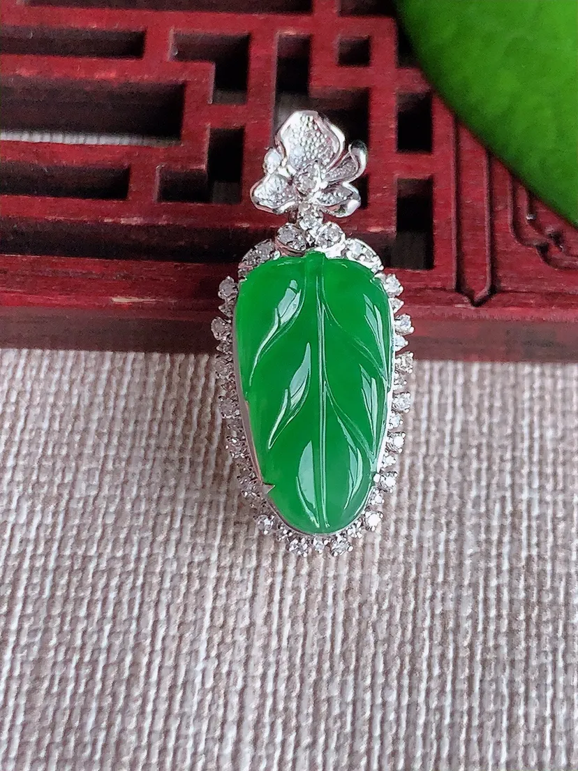 天然A货翡翠18K金伴阳绿叶子金枝玉叶吊坠尺寸27.8×12.3×9.2裸石17×9.3m量3.50g 0615