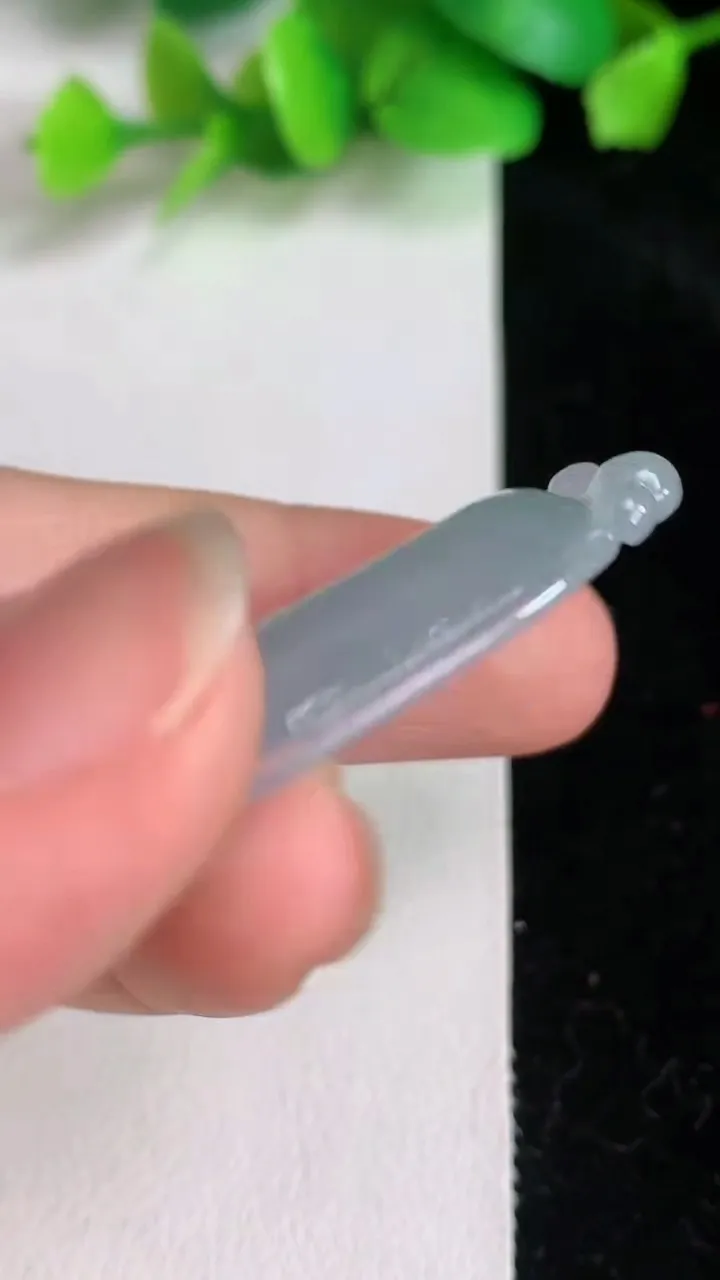 天然A货翡翠如意吊坠，尺寸42.4-23-5.6，重量:10.00g
6月16日