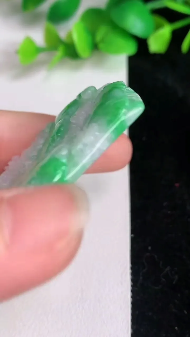 天然A货翡翠山水牌吊坠，尺寸48.8-32.2-6，重量:23.77g
6月16日
