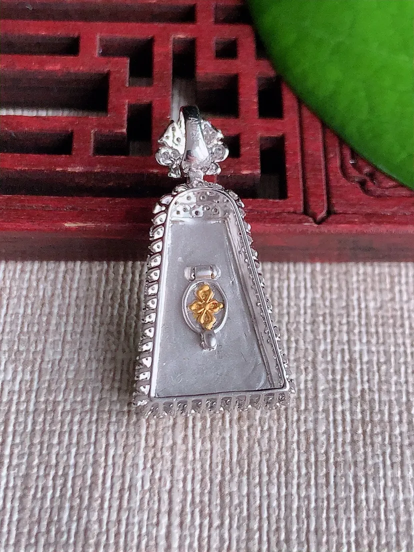 天然A货翡翠18K金伴阳绿无事牌吊坠尺寸28×14.3×6.7裸石16.4×10.8m量3.03g 