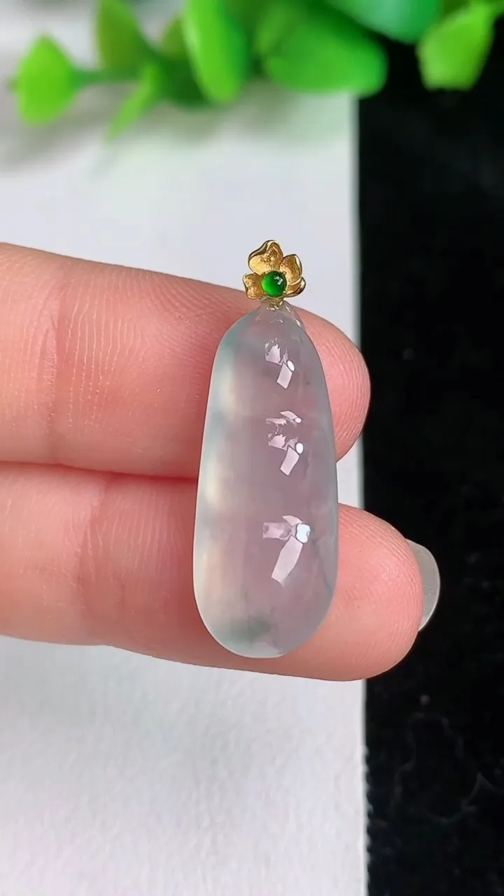 天然A货翡翠种飘花福豆吊坠，尺寸21.3-10-5.3，重量:2.50g
6月16日