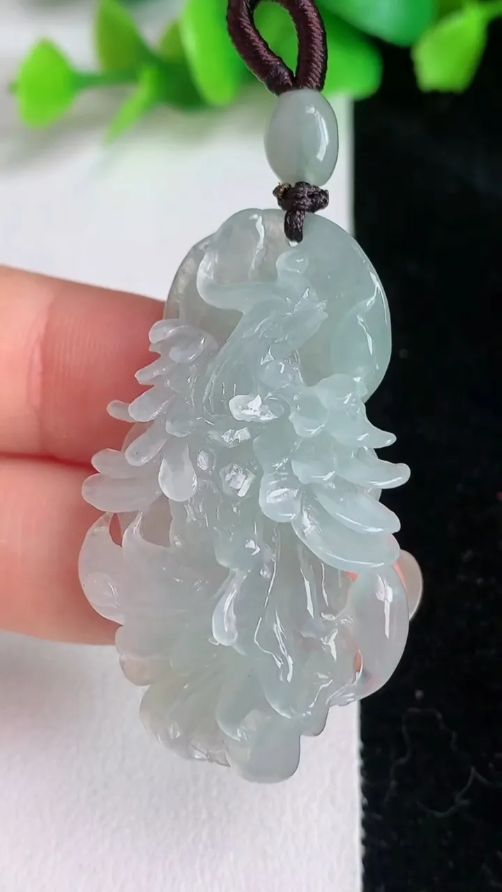 天然A货翡翠凤凰吊坠，尺寸45.6-21.8-9.4，重量:11.46g
6月16日