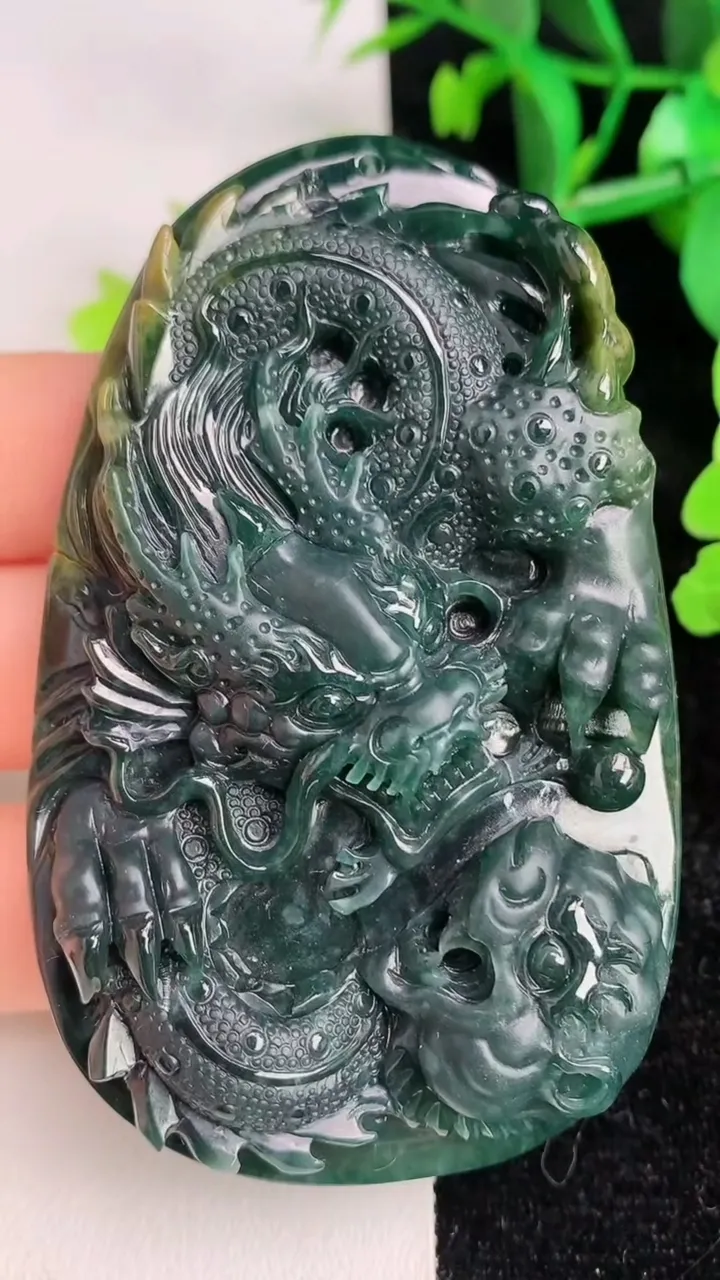 天然A货翡翠龙牌吊坠，尺寸74-46-12，重:66.28g
6月16日