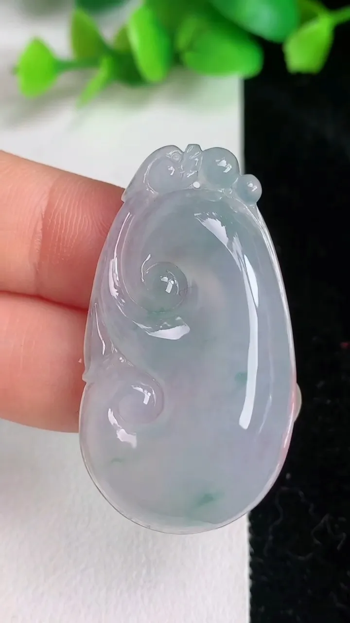 天然A货翡翠如意吊坠，尺寸42.4-23-5.6，重量:10.00g
6月16日
