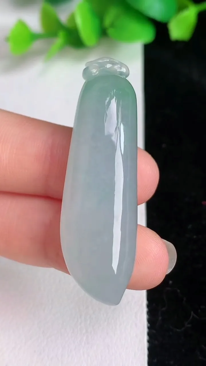 天然A货翡翠福瓜吊坠，尺寸45.4-14.6-11.7，重量:13.93g
6月16日