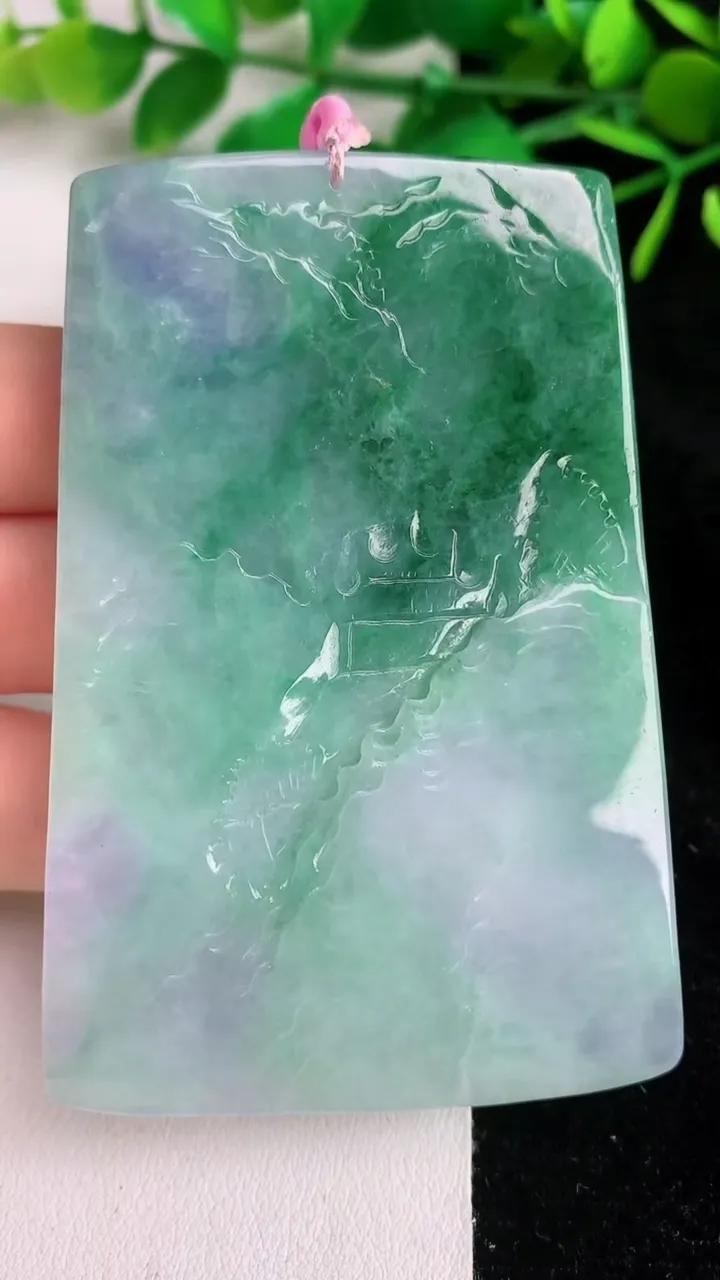 天然A货翡翠春带彩紫罗兰山水牌吊坠，尺寸73.8-49.5-6.4，重量:52.21g
6月16日