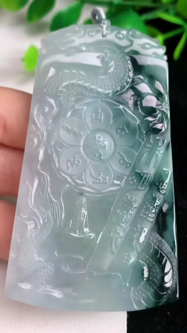 天然A货翡翠文殊菩萨吊坠，尺寸77-45.2-6.2，重量:52.80g
6月16日