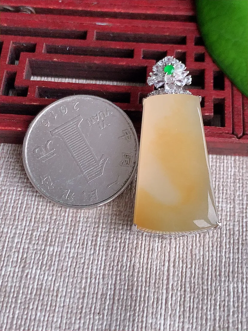 天然A货翡翠18K金伴黄翡无事牌吊坠尺寸37.6×28.4×16×9m量10.30g 0615