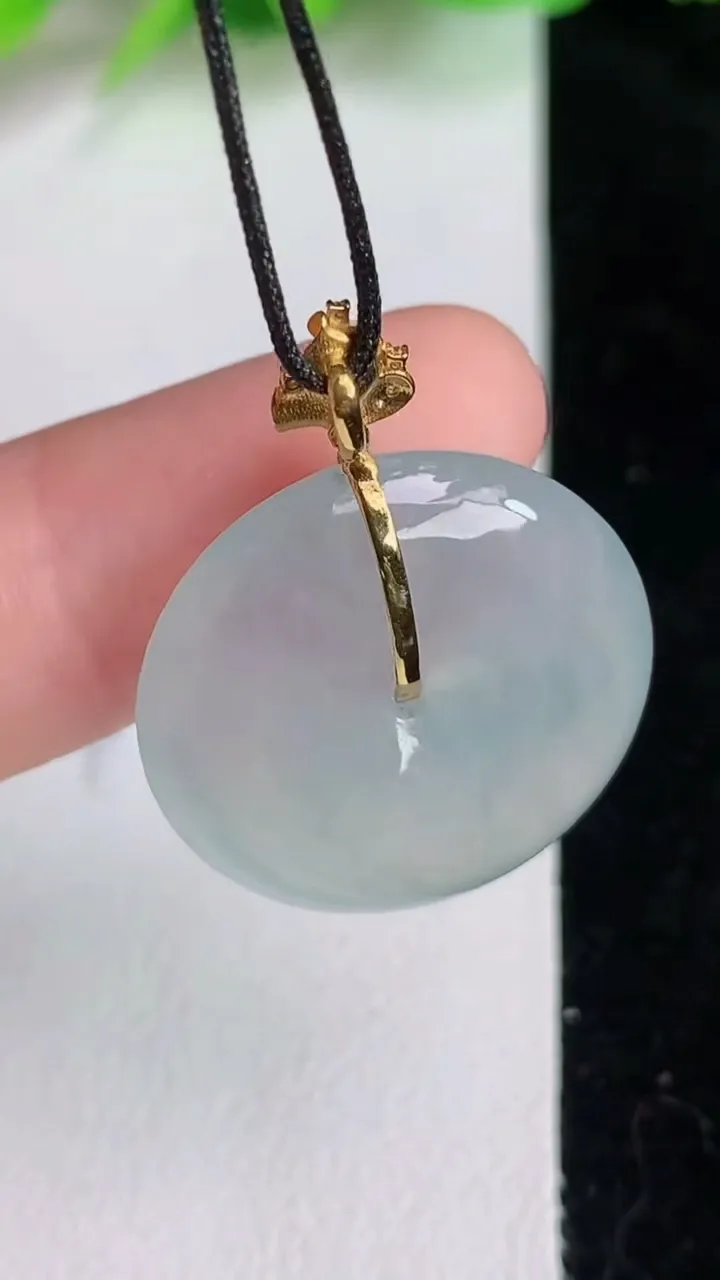 天然A货翡翠18k金飘花平安扣吊坠，尺寸22-5，重量:5.64g
6月16日