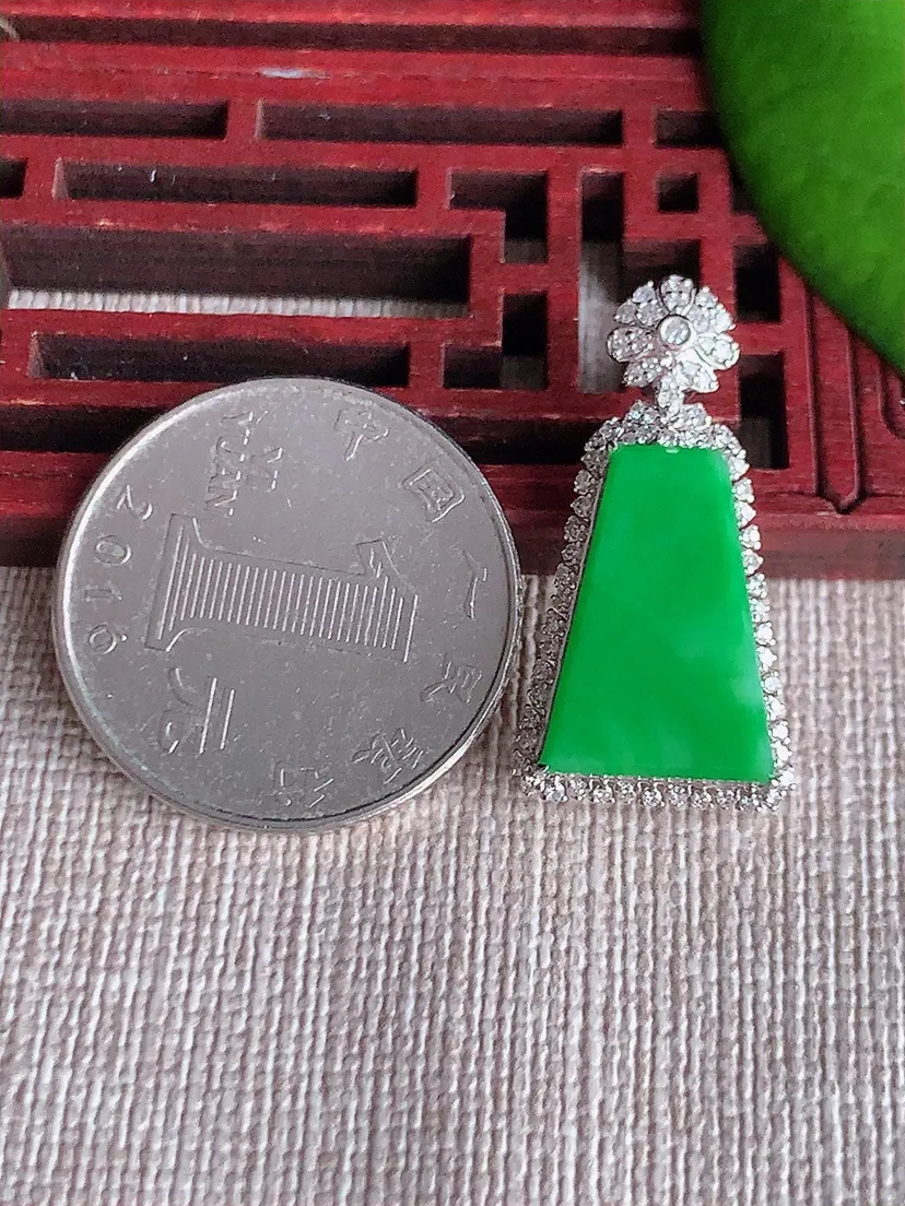 天然A货翡翠18K金伴阳绿无事牌吊坠尺寸28×14.3×6.7裸石16.4×10.8m量3.03g 0615