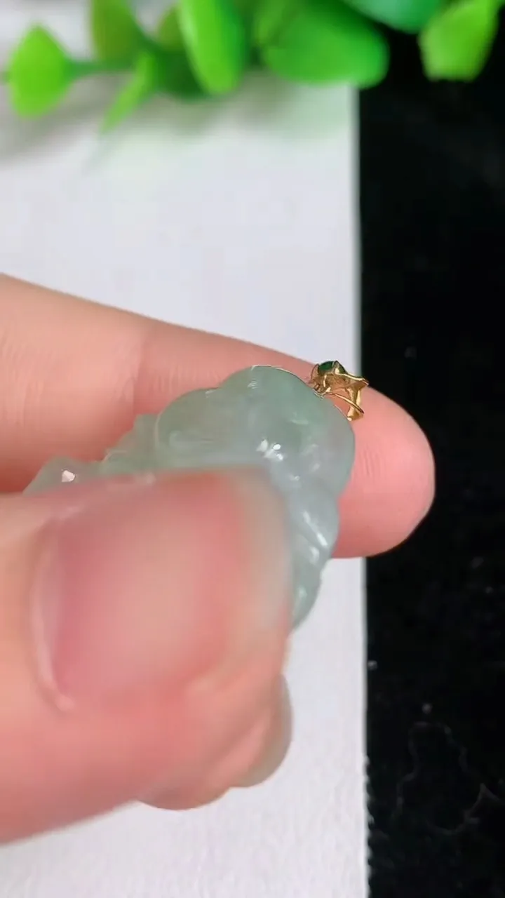 天然A货翡翠佛公吊坠，尺寸25.4-28.8-6，重量:6.70g
6月16日