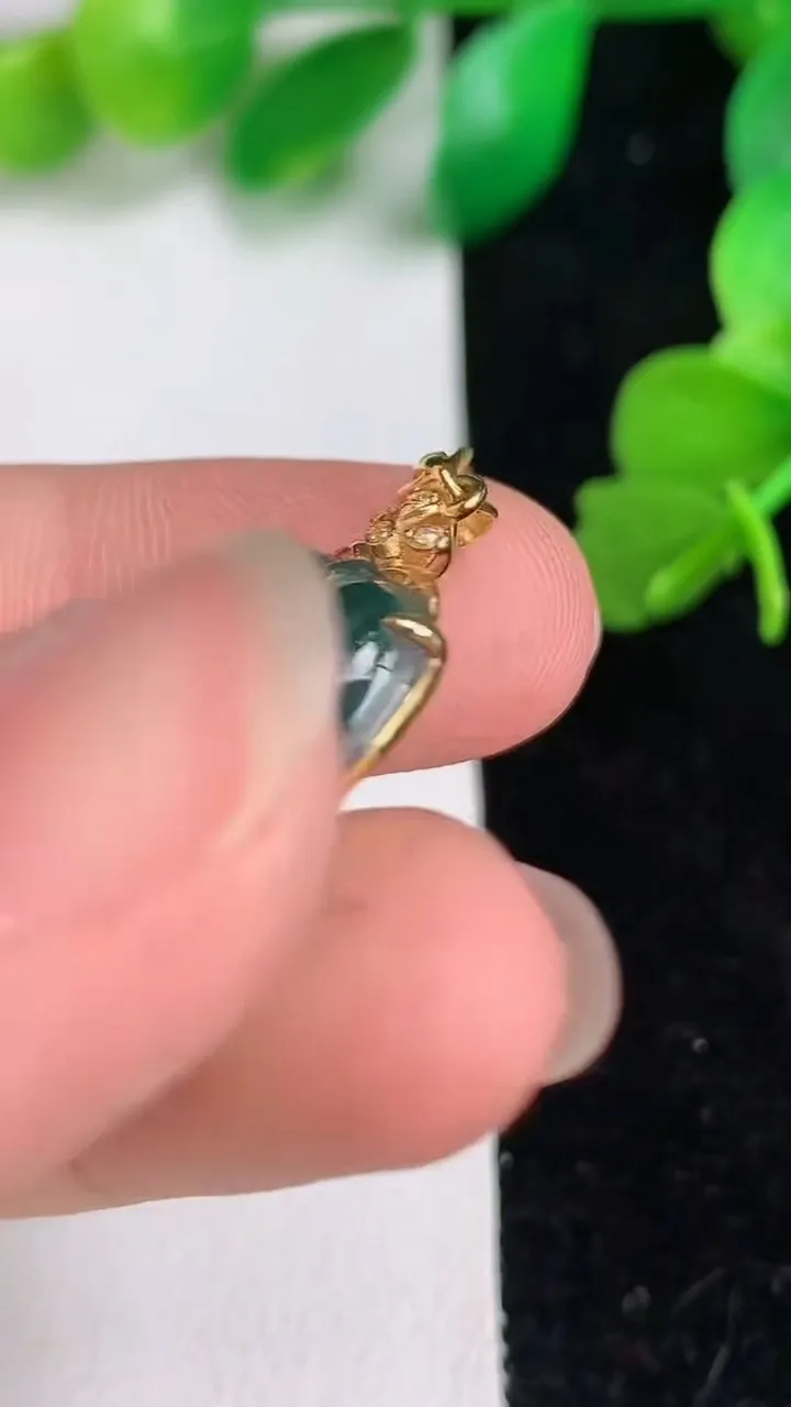天然A货翡翠18k金蓝水金枝玉叶 叶子吊坠，尺寸29-23-14.5-4.5，重:2.56g
6月16日