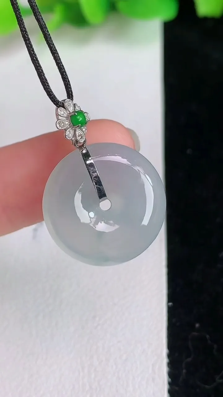 天然A货翡翠平安扣吊坠，尺寸17.8-4.4，重量:3.40g
6月16日