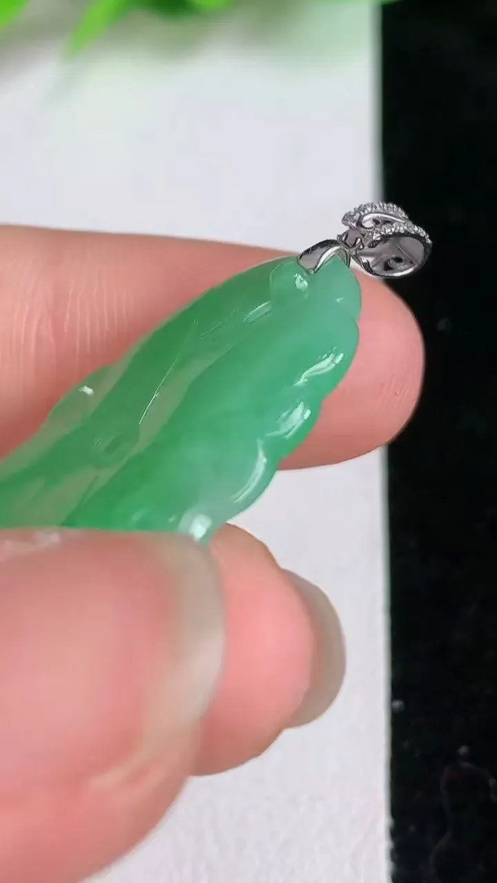 天然A货翡翠荷叶吊坠，尺寸31.3-18.8-3.8，重量:4.49g
6月16日