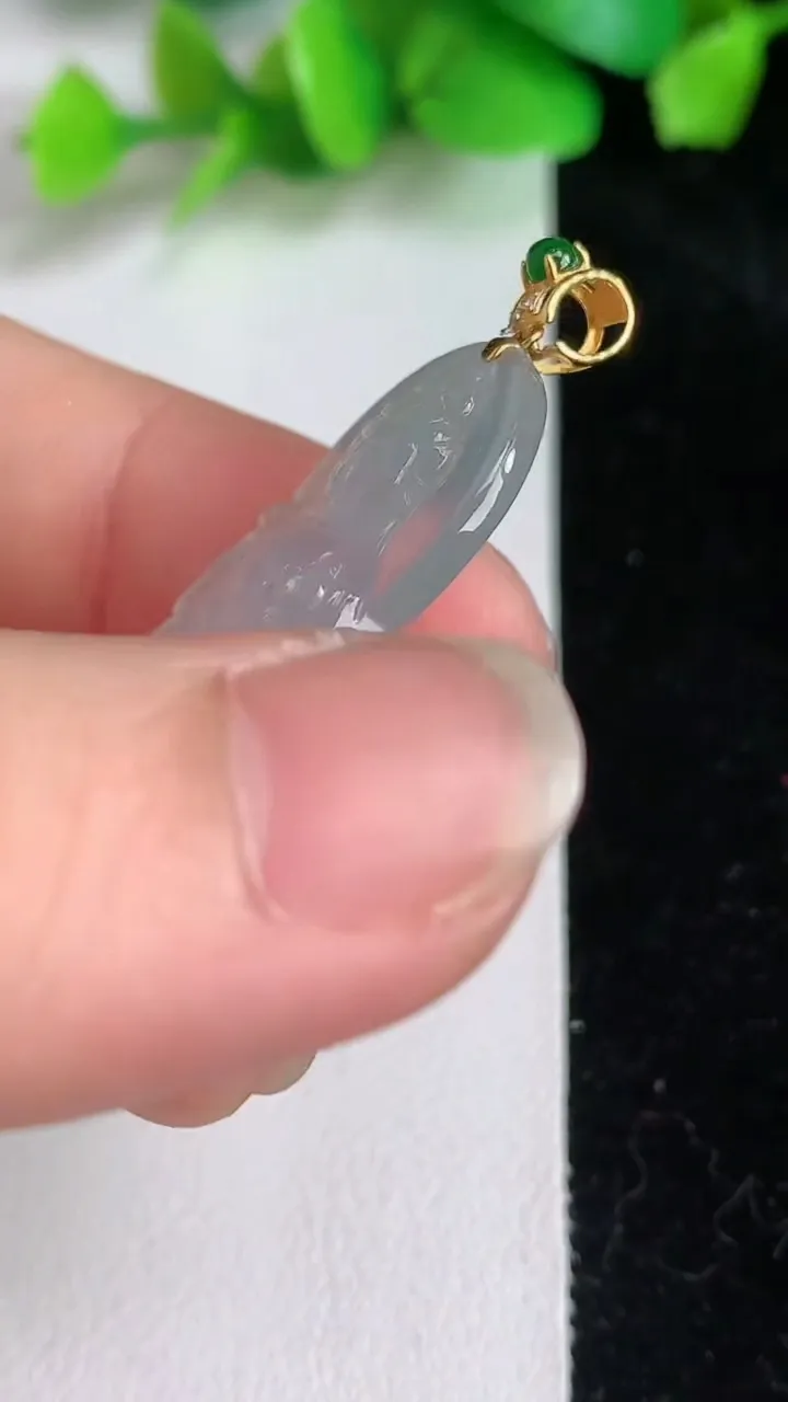 天然A货翡翠种观音菩萨吊坠，尺寸48.6-16.7-4.2，重量:6.93g
6月16日