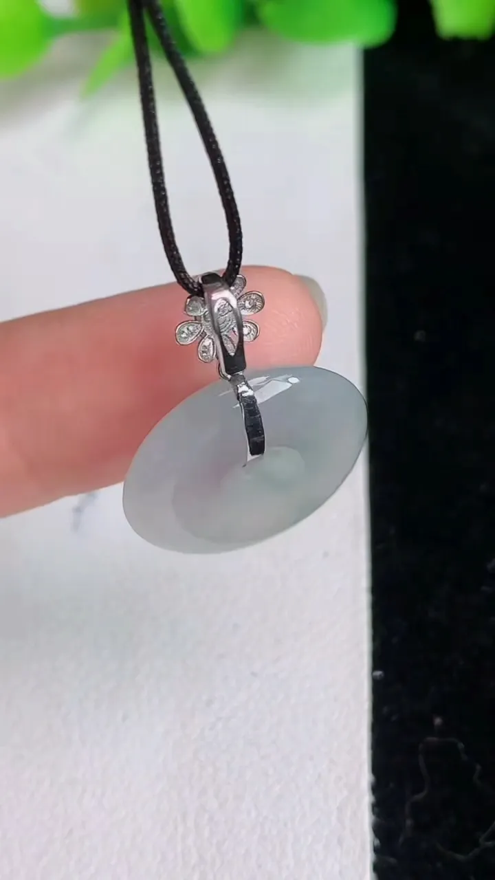 天然A货翡翠平安扣吊坠，尺寸17.8-4.4，重量:3.40g
6月16日