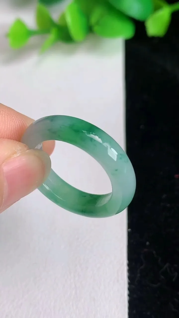 天然A货翡翠戒指指环，尺寸19.7-5.4-3.4，重量:4.29g2025年6月16日
工厂直销收