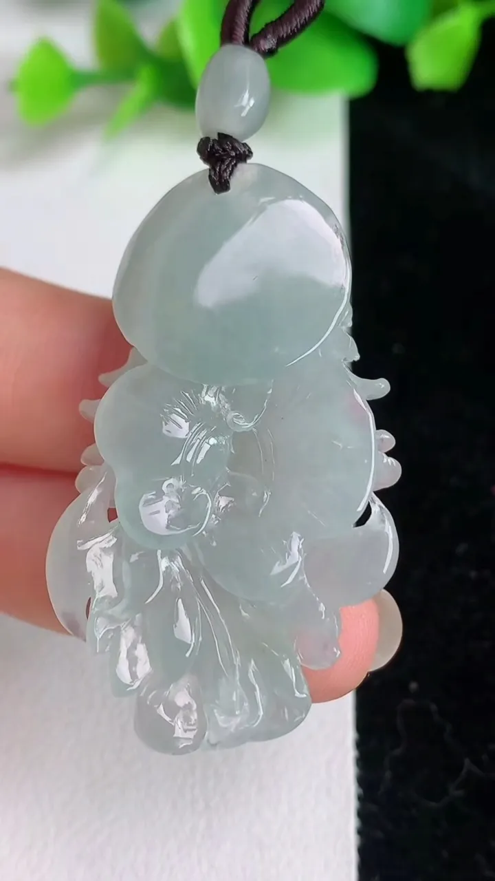天然A货翡翠凤凰吊坠，尺寸45.6-21.8-9.4，重量:11.46g
6月16日