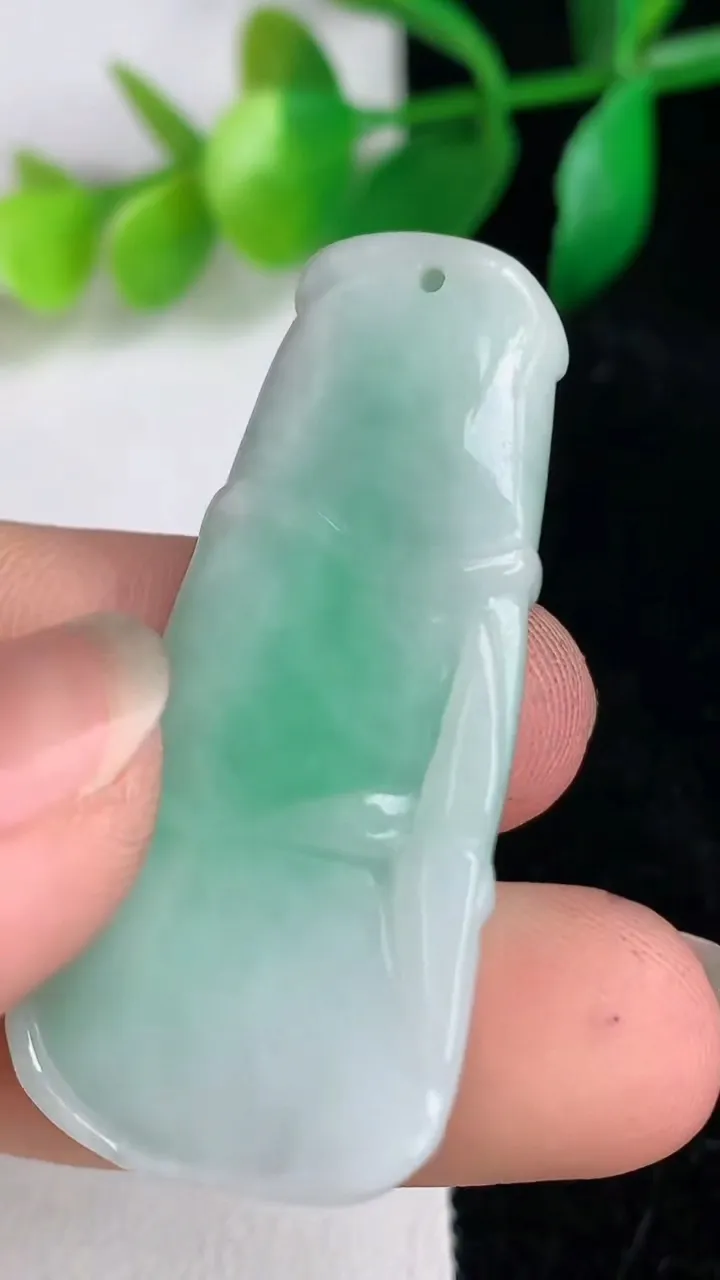 天然A货翡翠节节高升 竹节吊坠，尺寸44-20-5.5，重10.89g
6月16日