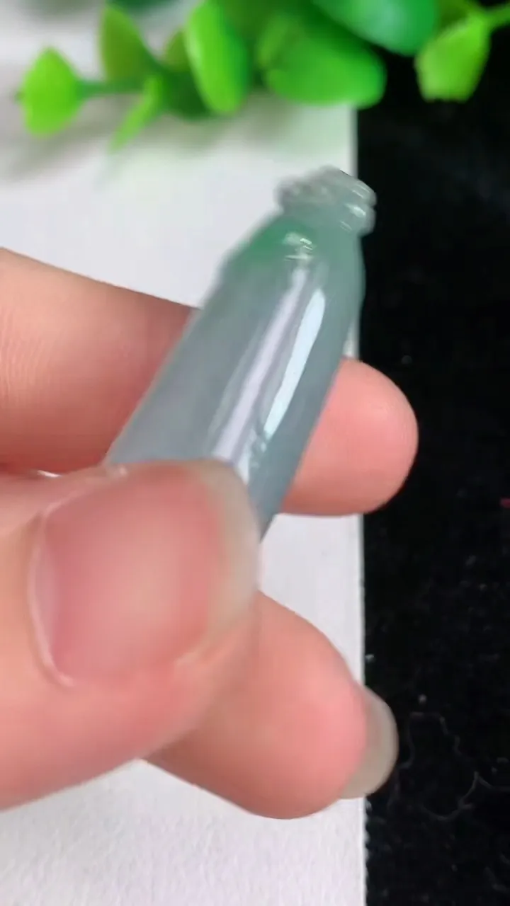 天然A货翡翠福瓜吊坠，尺寸45.4-14.6-11.7，重量:13.93g
6月16日