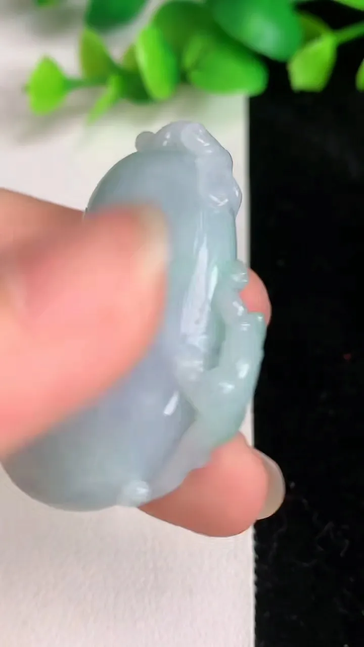 天然A货翡翠春带彩紫罗兰福瓜吊坠，尺寸46-29.4-11，重量:25.95g
6月16日