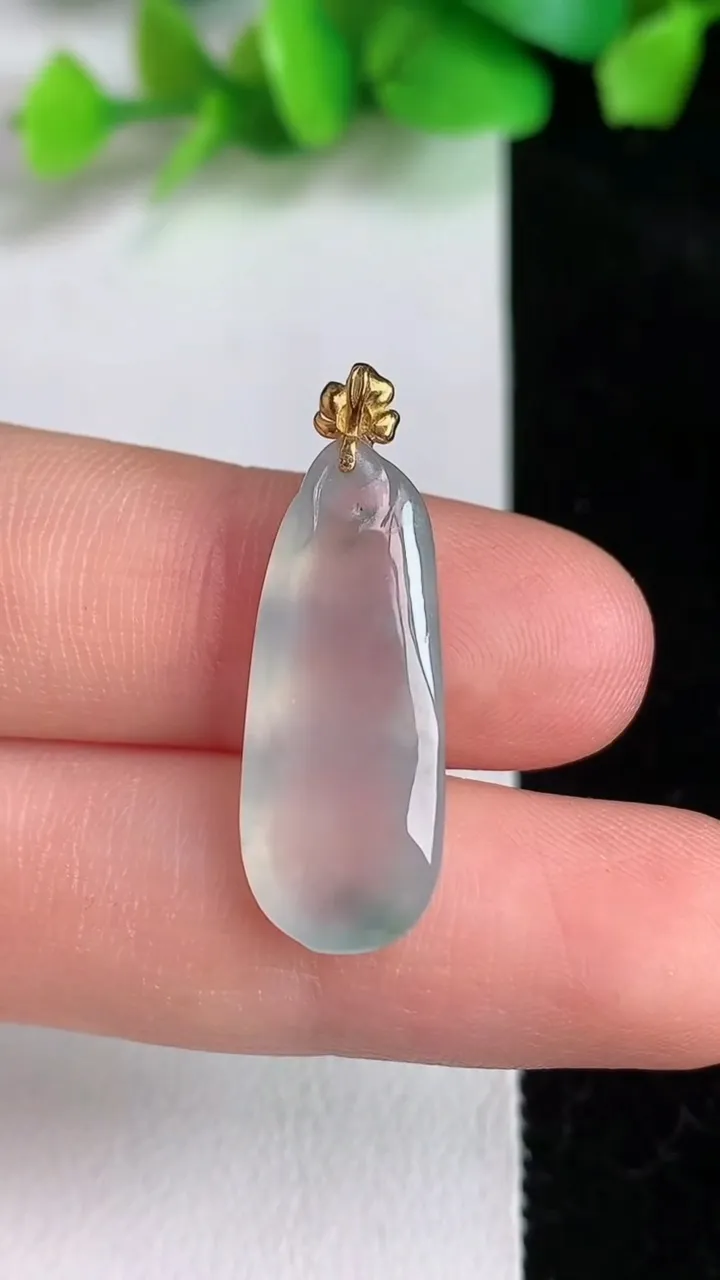 天然A货翡翠种飘花福豆吊坠，尺寸21.3-10-5.3，重量:2.50g
6月16日