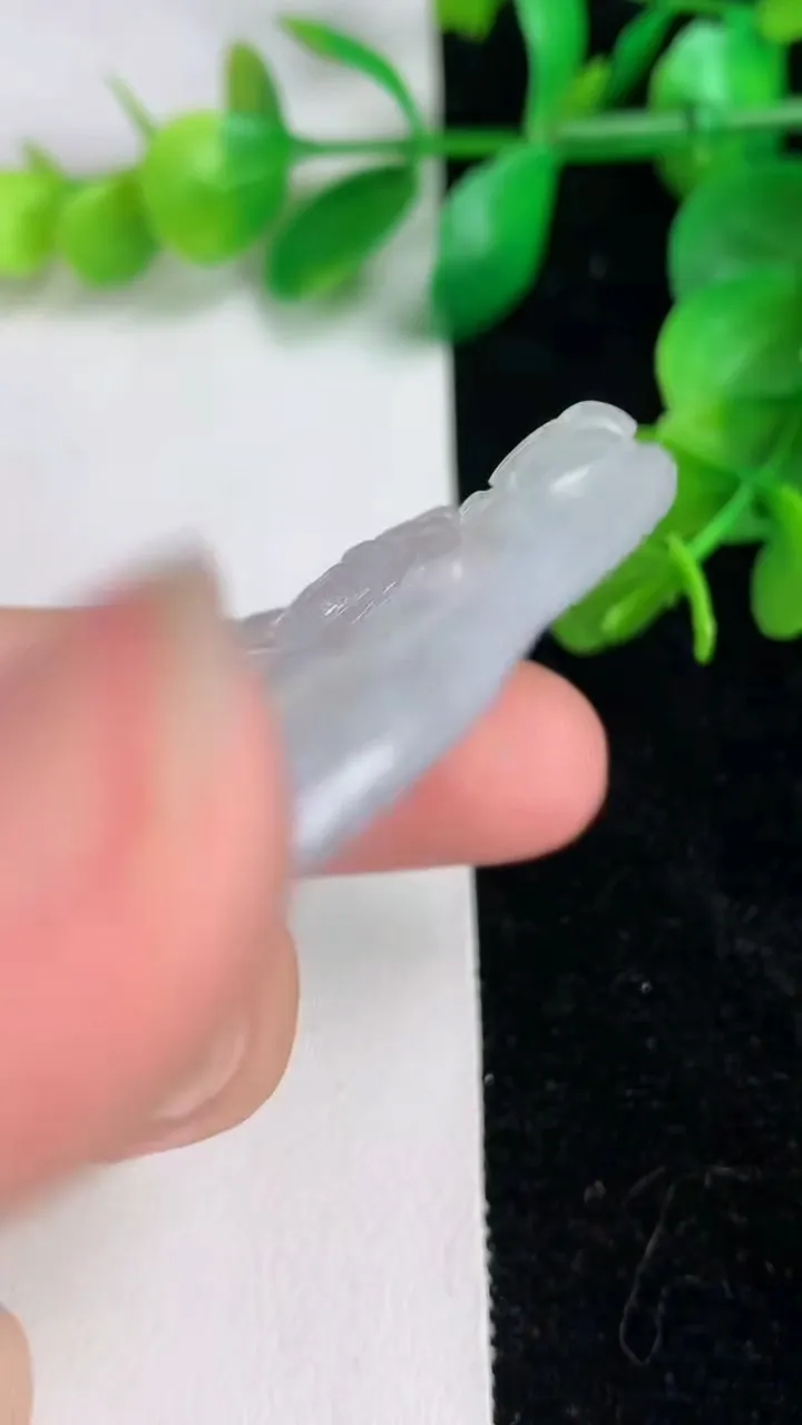 天然A货翡翠大势至菩萨吊坠，尺寸51-42-6.3，重:25.40g
6月16日