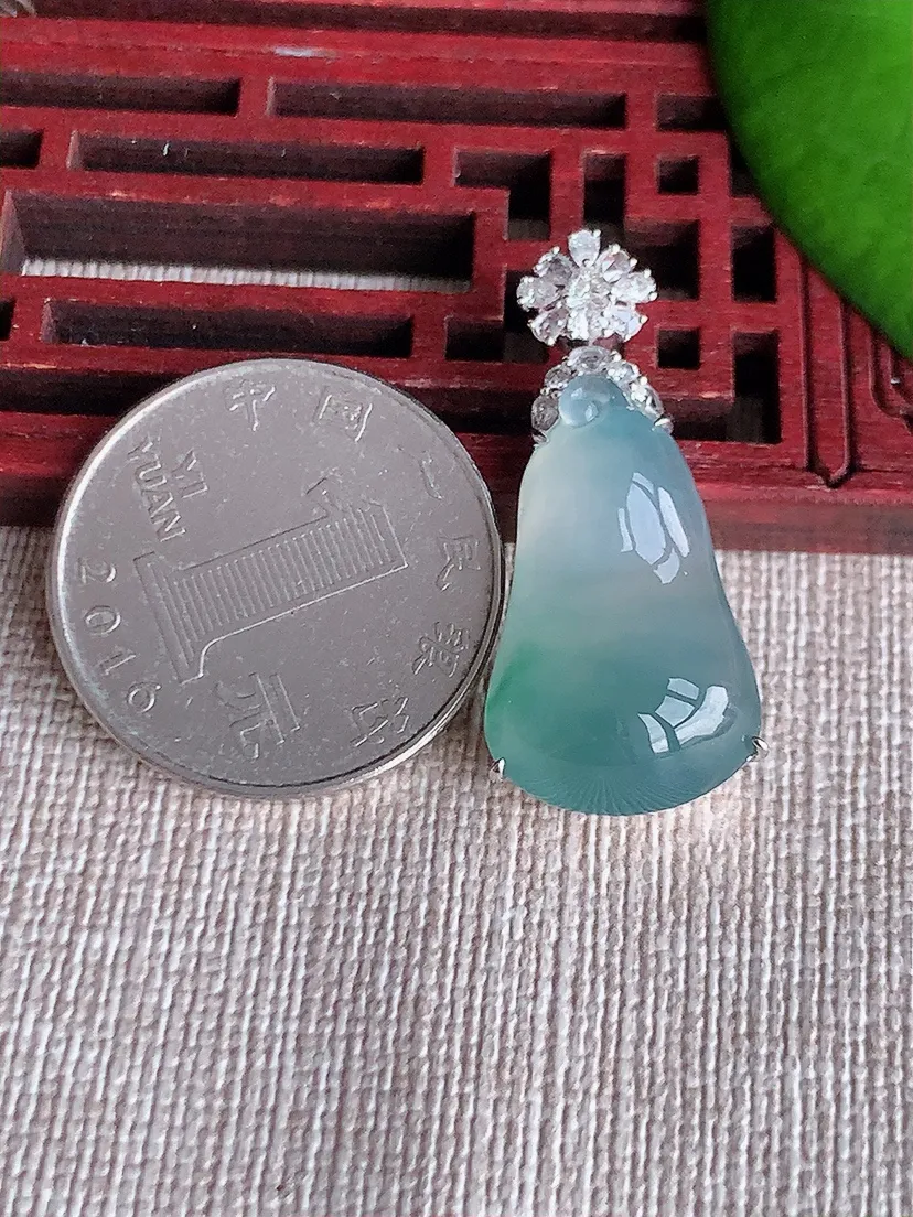 天然A货翡翠18K金伴飘花福瓜吊坠尺寸32×23.5×14.5×7.8m量5.00g 0615
