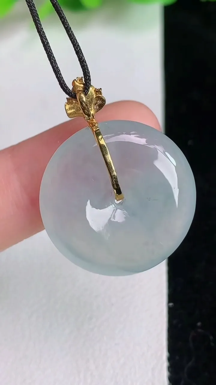 天然A货翡翠18k金飘花平安扣吊坠，尺寸22-5，重量:5.64g
6月16日
