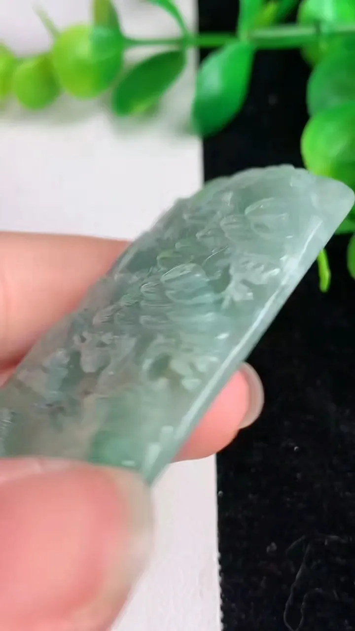 天然A货翡翠牌吊坠，尺寸60.6-38.4-6.2，重:29.93g
6月16日