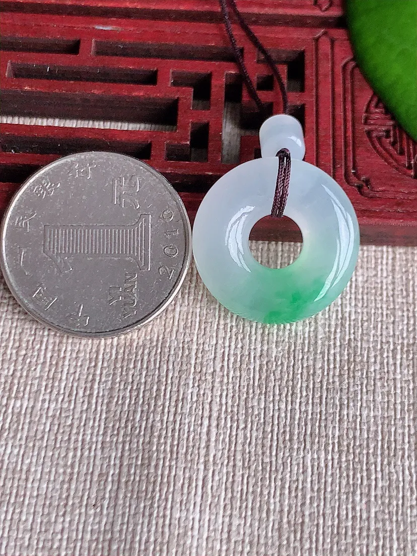 天然A货翡翠飘绿平安环吊坠 尺寸21.3×5.5m量5.62g 0615
