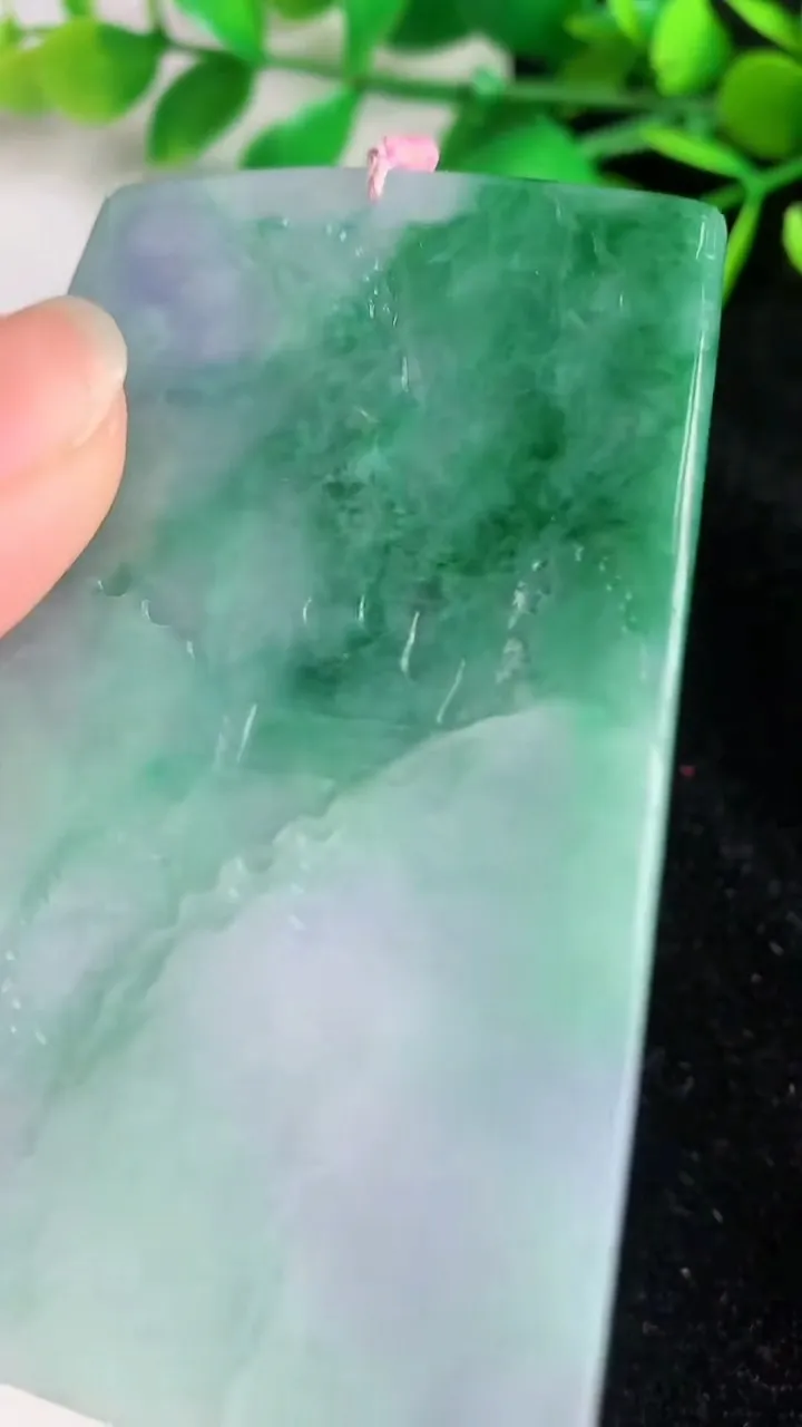 天然A货翡翠春带彩紫罗兰山水牌吊坠，尺寸73.8-49.5-6.4，重量:52.21g
6月16日