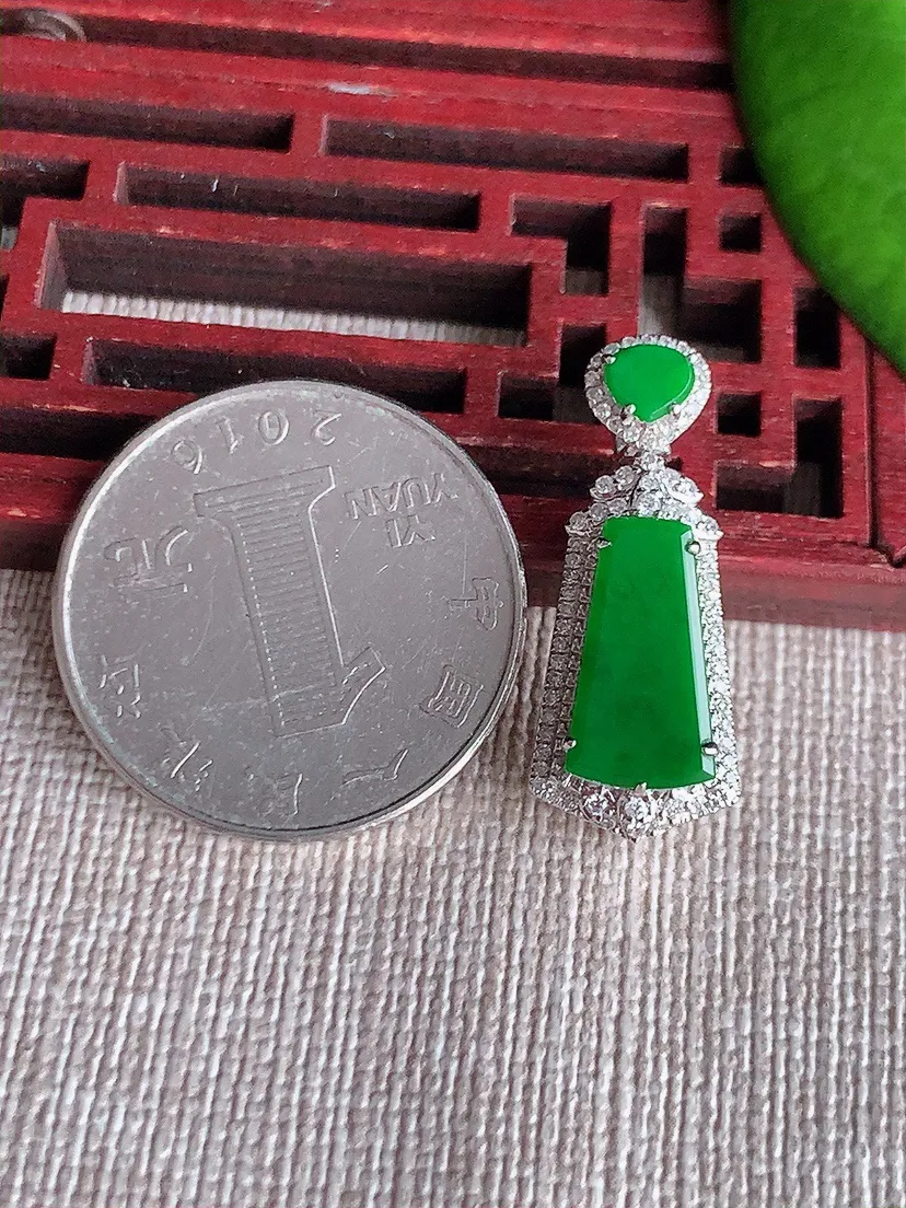 天然A货翡翠18K金伴阳绿无事牌吊坠尺寸26×10.5×7.5裸石13.4×6.8m量2.72g 0615