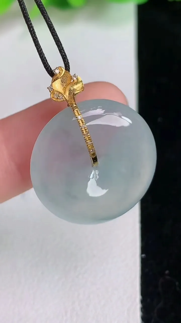 天然A货翡翠18k金飘花平安扣吊坠，尺寸22-5，重量:5.64g
6月16日