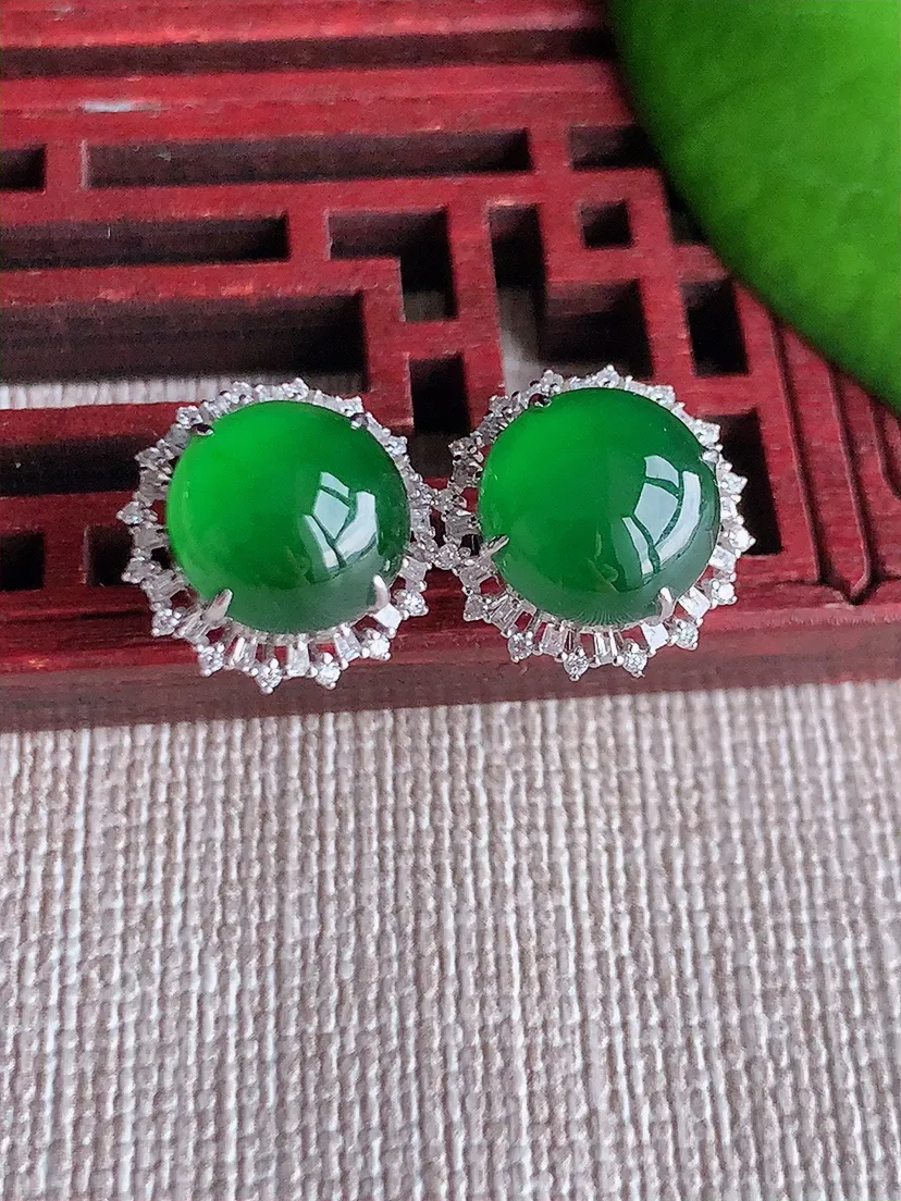 天然A货翡翠18K金伴钻镶嵌满绿蛋面耳钉 尺寸9.4mm 重量3.36g 0615
